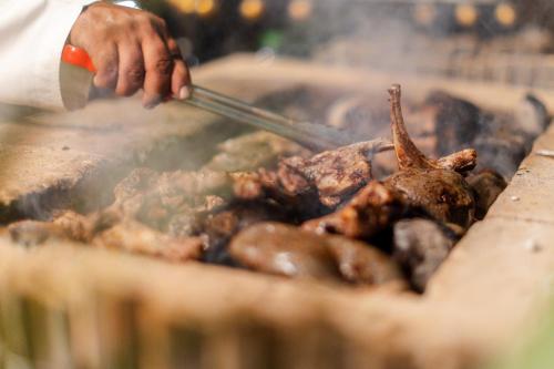 Kemudahan BBQ tersedia untuk tetamu di perkhemahan mewah