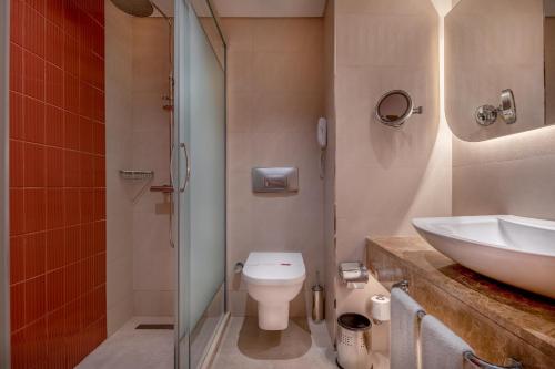 Bilik mandi di Trendy Palm Beach Adults Only