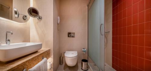 Bilik mandi di Trendy Palm Beach Adults Only