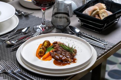 Makanan di atau berdekatan hotel
