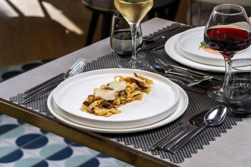 Makanan di atau berdekatan hotel