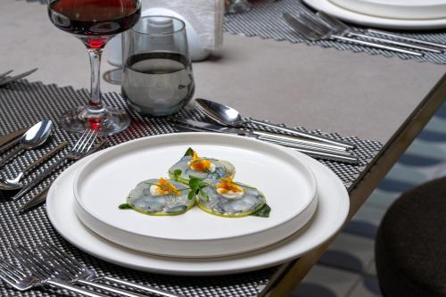 Makanan di atau berdekatan hotel
