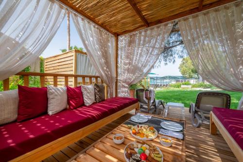 Ruang duduk di Trendy Palm Beach Adults Only