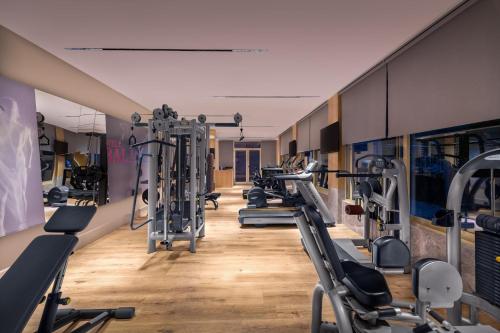 Pusat kecergasan dan/atau kemudahan kecergasan di Trendy Palm Beach Adults Only