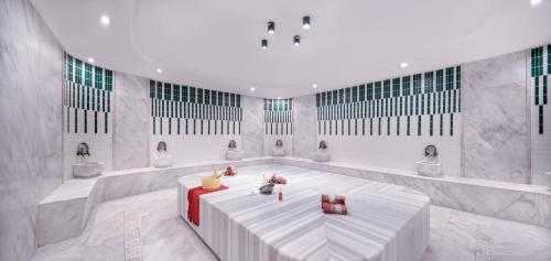 Gambar di galeri bagi Trendy Palm Beach Adults Only di Side