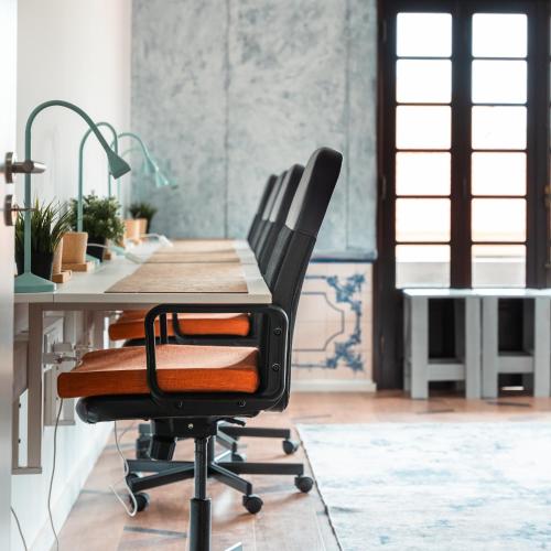 an office with a table and a black chair at Behappy Lodge & Brunch in Esmoriz
