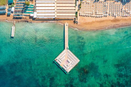una vista aerea di un edificio in acqua di Sidemarin Kirman Premium - Ultra All Inclusive a Side