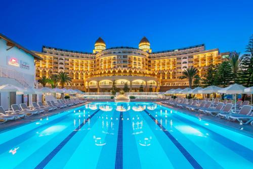 una piscina di hotel di fronte a un edificio di Sidemarin Kirman Premium - Ultra All Inclusive a Side