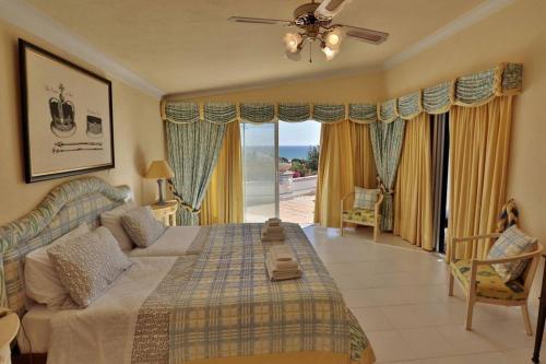 Katil atau katil-katil dalam bilik di Villa Vale Do Lobo 409 Beautiful 5 Bedrooms Heated Pool Short Walk To The Praca