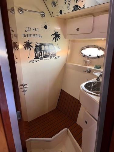 une petite salle de bain avec un lavabo et des toilettes dans l'établissement IPANEMA - JOLI BATEAU à QUAI, à Sète