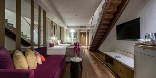 a living room with a purple couch and a tv at Trendy Lara in Lara