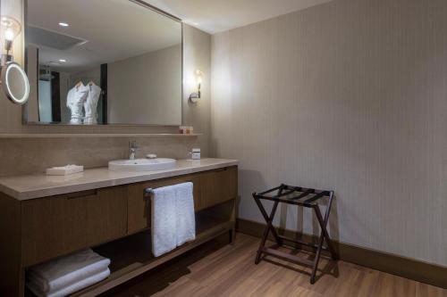 a bathroom with a sink and a mirror at Trendy Lara in Lara
