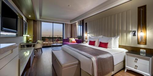 a hotel room with a large bed and a balcony at Trendy Lara in Lara