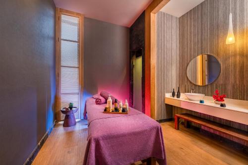 a room with two beds and a mirror and a sink at Trendy Lara in Lara