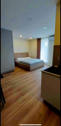 梅尔尼拉杰Morena Apartments by the Sea Self check-in Free parking的铺有木地板的客房内设有一间卧室和一张床。