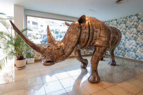 eine Statue eines Nashorns, die in einem Raum steht in der Unterkunft Hotel Amic Horizonte in Palma de Mallorca