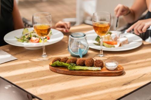 a table with plates of food and glasses of wine at Hotel Amic Horizonte in Palma de Mallorca