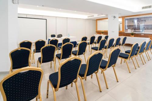 a conference room with a table and chairs at Hotel Amic Horizonte in Palma de Mallorca