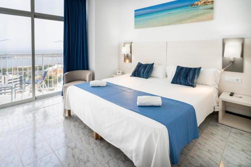 a hotel room with two beds and a view of the ocean at Hotel Amic Horizonte in Palma de Mallorca