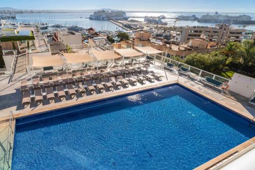 an overhead view of a swimming pool with lounge chairs and a resort at Hotel Amic Horizonte in Palma de Mallorca