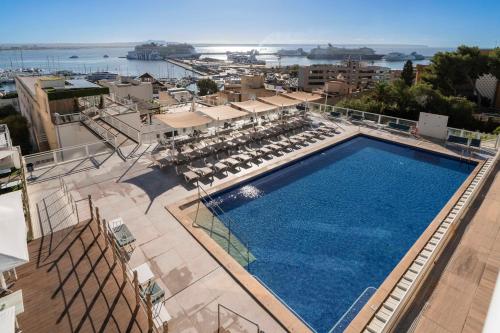 an overhead view of a large swimming pool with chairs at Hotel Amic Horizonte in Palma de Mallorca