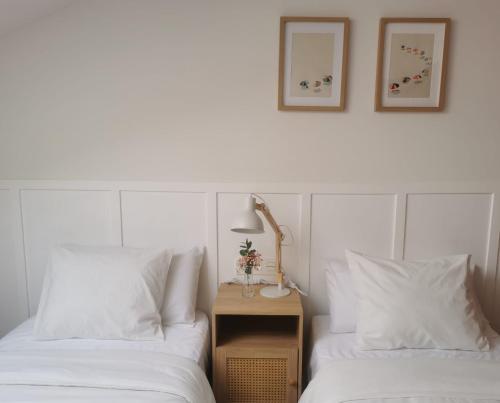 deux lits côte à côte dans une pièce dans l'établissement Apartamento AIIA, à Ribadeo