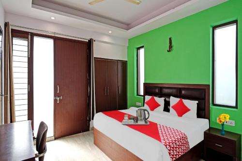 Postel nebo postele na pokoji v ubytování Hotel O Kailash Near Iskcon Temple Noida