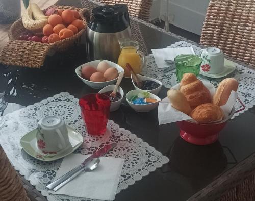 une table de petit-déjeuner avec des œufs et du pain dessus dans l'établissement Montplaisir, à Montendre