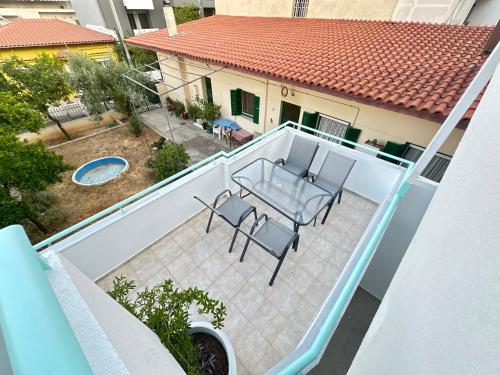 Paloma Lux Retreat-15' to Central Athens