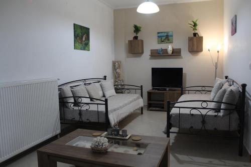 uma sala de estar com um sofá e uma mesa em Myrina View 3 em Mesochórion