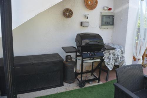 a bbq grill and a stove in a room at Villino Anna e Pippino in Calatafimi