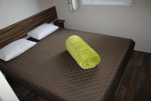 a banana sitting on top of a bed at Land's Hause Bungalows par La Conciergerie Française Emplacement 11AA in Pataias