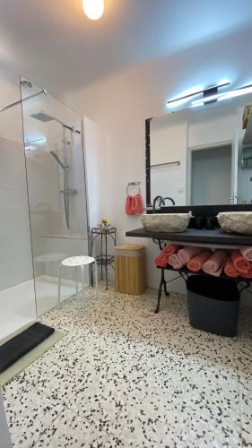 Koupelna v ubytování Vacances au cœur de la Provence, en famille ou entre amis