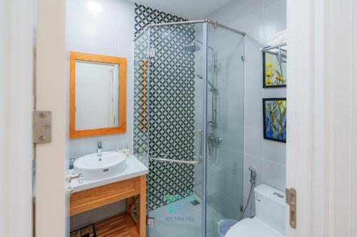 a bathroom with a shower and a sink and a toilet at DT Retreat - Biệt thự nguyên căn - 3 Phòng ngủ - Novaworld Phan Thiết in Phan Thiet