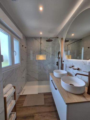 a bathroom with two sinks and a shower at L'évasion Cinégame - Gîte à thème in Diebolsheim