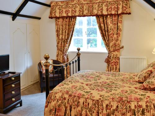 un dormitorio con una cama y una ventana en Y Bwthyn, en Bala