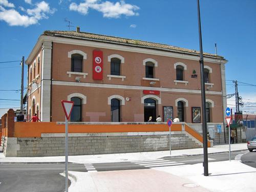a building on the corner of a city street at ALZIRA BONiTA LES BARRAQUES LOFT in Alzira