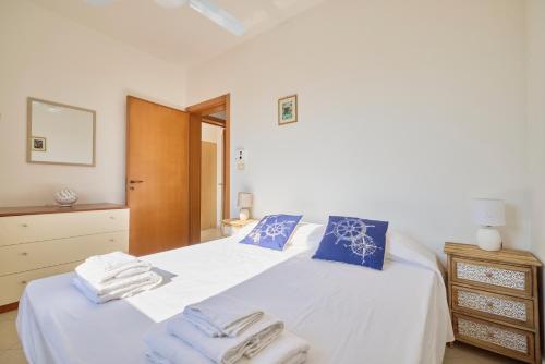 a bedroom with two beds with towels on them at Villetta Lu Sule in Alezio