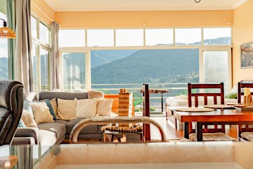 a living room with a couch and a table at Casa Ejecutiva Boquete in Boquete