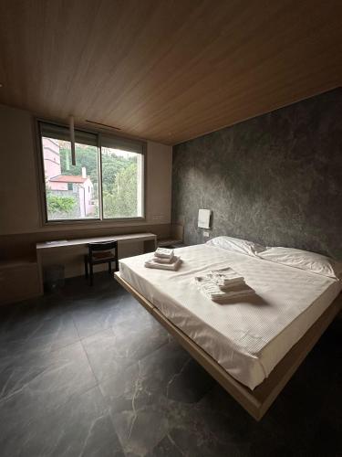 a bedroom with a large bed and a window at Le Stele Hotel in Arcola