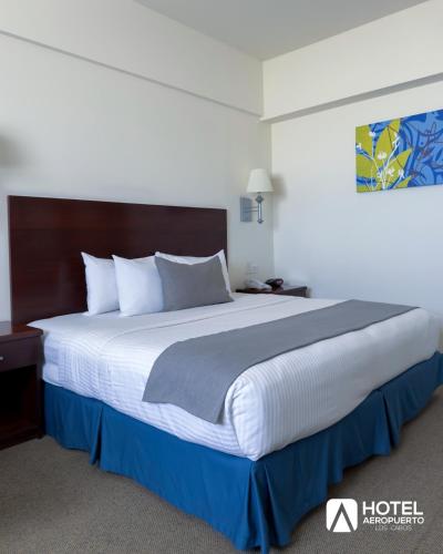 a large bed in a hotel room at Hotel Aeropuerto Los Cabos in San José del Cabo