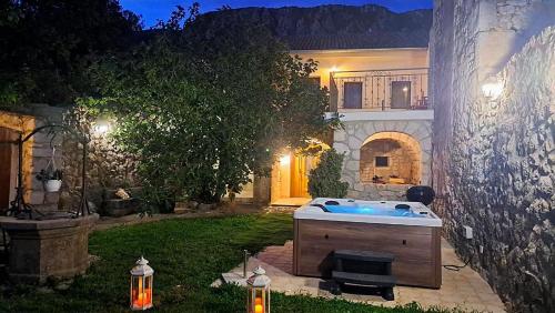 eine Badewanne im Hof eines Hauses in der Unterkunft Villa Bartola in Grižane
