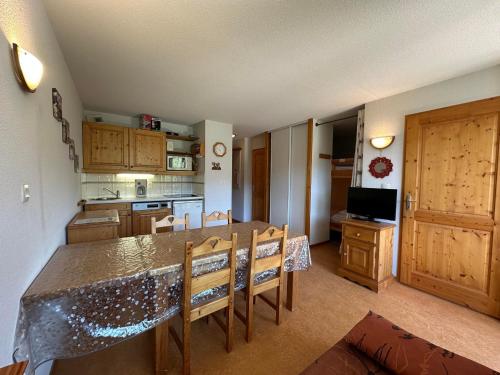 une cuisine avec une table et des chaises ainsi qu'une salle à manger dans l'établissement Appartement cosy pour 6 personnes au pied des pistes à Morillon 1100 - FR-1-642-27, à Morillon