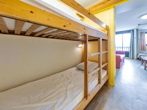 Ce lit superposé se trouve dans un dortoir doté d'un canapé. dans l'établissement Studio/T1 26m² 5 pers avec balcon et équipement complet à Saint-François-Longchamp - FR-1-807-12, à Saint-François-Longchamp