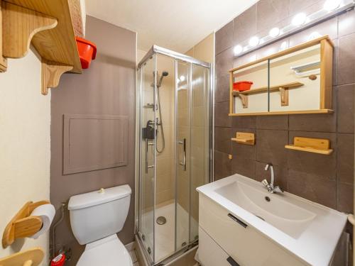 une salle de bain avec une douche, des toilettes et un lavabo dans l'établissement Studio cosy 3 pers, 19m², proche pistes et commerces - FR-1-807-109, à Saint-François-Longchamp