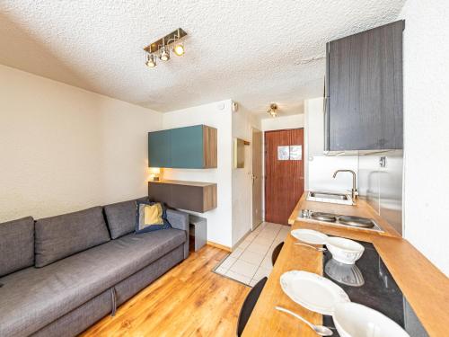 un salon avec un canapé et une cuisine dans l'établissement Charmant studio près des pistes, tout équipé, pour 2 personnes - FR-1-807-35, à Saint-François-Longchamp