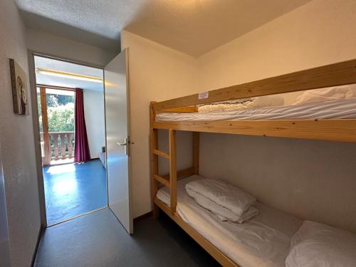 Cette chambre comprend 2 lits superposés et un couloir. dans l'établissement Studio cosy 4 pers. au pied des pistes à Morillon 1100, balcon exposé ouest - FR-1-642-75, à Morillon