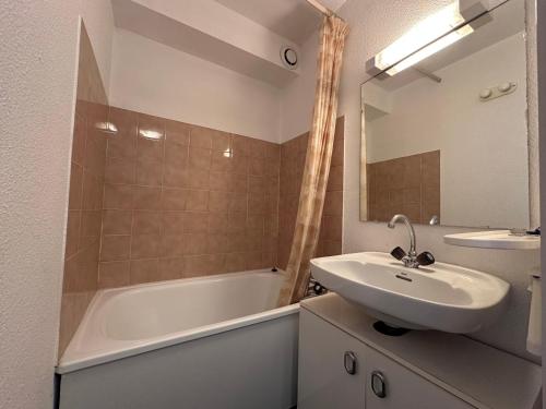 une salle de bain avec un lavabo, une baignoire et un miroir dans l'établissement Studio cosy 4 pers. au pied des pistes à Morillon 1100, balcon exposé ouest - FR-1-642-75, à Morillon