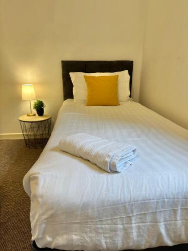Postel nebo postele na pokoji v ubytování EasyRest Spalding - 4 Beds & Free Parking - Central & Modern Open Plan Apartment - Convenient Location