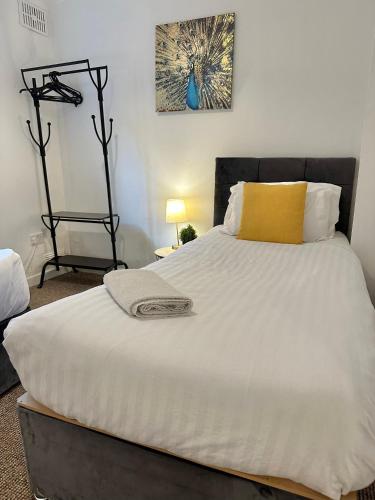 Postel nebo postele na pokoji v ubytování EasyRest Spalding - 4 Beds & Free Parking - Central & Modern Open Plan Apartment - Convenient Location